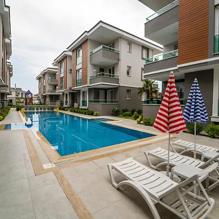 Comfortable Flat With Shared Pool Backyard And A Refreshing Balcony In 아파트 *