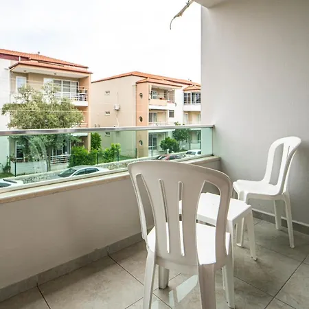 Comfortable Flat With Shared Pool Backyard And A Refreshing Balcony In * 달라만